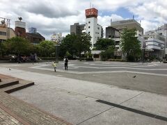 桂浜を後にして、お昼時なのでひろめ市場へ行ってみることに。はりまや橋も行ってみるつもりだったので、ひろめ市場とはりまや橋の中間くらいにある中央公園地下駐車場に車を停めました。