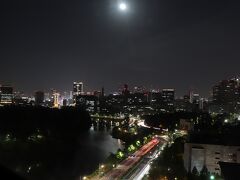 中央やや左で輝いているのはザ・ペニンシュラ東京。