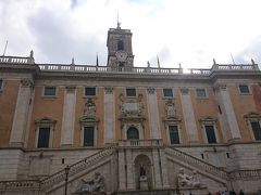 こちらはセナトリオ宮（ローマ市庁舎）です。