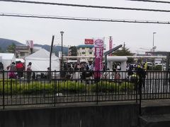 塩尻で乗り換えたのですが、駅前でイベントをやっているようで多くの人がいました。

売店の会計にも列が出来ていたので買うのを諦めました。