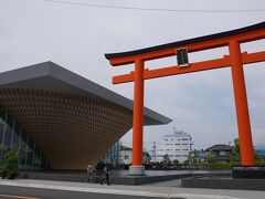 左の変わった建物が富士山世界遺産センター！

鳥居は、その奥に冨士山本宮浅間大社があります。