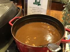 朝食、昨日のリンゴのホワイトカレーはホタテカレーに変わっていました。