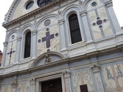 サンタマリア・ デイ・ミラーコリ教会（Chiesa di Santa Maria dei Miracoli）にやって参りました。
　頭の半円形が特徴的じゃございませぬか。1489年とウィッキペディアに書かれております。