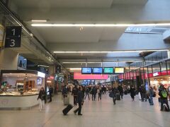 モンパルナス駅
明日、朝のＴＧＶに乗るので、一応確認に来た。
前にも、来たことあるけど、ここは、Hall１～４まであり、超巨大。
端から端までは、歩いて２０分くらいかかるやろ。
明日のＴＧＶは、『１ＥＴ２』つまり２階のHall1やから、ここに間違い無い。