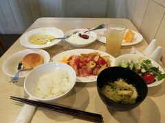 昨日と代り映えのしない朝食。
２日目にしてこのパンが美味しかった事に気が付き、追加して食べました。