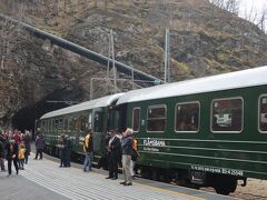 すぐに名所のショッスフォッセン駅に到着。みんな急いで降りました。自分が乗った車両は前から2両目で、トンネル内で停まったので降りた先が狭くて押し合いへし合いでした。。。