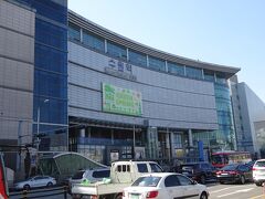 14:15水原駅着。
ショッピングセンター隣接の近代的な駅。

外出たら天気いいけど、ソウルより空気が冷たかった。