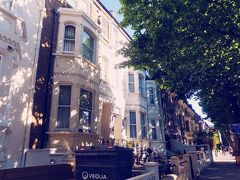 ホテルの並びの景色。
目の前にはバス停があります。

ホテル名は「ホテル６５」、部屋の写真は撮り忘れました;;
ベッドが2台とチェストとテレビが1台。
トイレとシャワールームが分かれていた記憶がある。
部屋は狭かった。