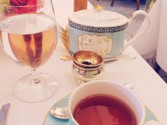 「Fortnum&Mason」のアフタヌーンティーへ。
「The Diamond jubliee Tea Salon」
日本からWebサイトを通して予約しました。
凄くわかりやすく教えてくれるサイトはこちら↓
https://miura-na-hibi.com/fortnum-mason-booking/

