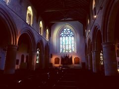 すぐ隣にある教会は「セント・メアリー教会」です。
イギリスの教会で使われているものとしては最古の時計があるそう。
ステンドグラスが美しい。
900年以上も前に作られたらしい。