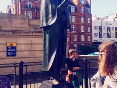 翌日はベイカー・ストリートへ！
駅ではシャーロック・ホームズの像がお出迎えです。