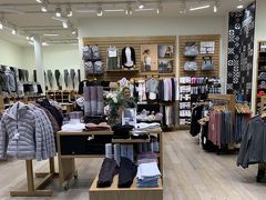 超有名なショッピングモール、Pacific Fair Shopping Centerに連れてきてもらいました。
目的はlululemonです。

日本のお店は全く在庫がなく、私のイメージするバリのヨガとは異なる、アスリートタイプなヨガのブランドイメージ重視のお店で正直不便なので、今は香港からオンラインで購入し取り寄せしてます。
在庫たくさん、しかも安い。親切で可愛らしいサンシャインみたいなオージーガールたち☆彡
欲しかったバックパックがなかったので、ブラウジングして終了～