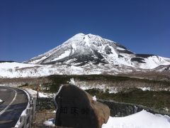 知床峠から羅臼岳。道のまわりも、もちろん山も、白いです。