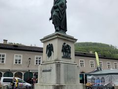 『モーツァルト像』。

ザルツブルク出身なのに、ウィーンにある像の方が華やかで立派なのは何故でしょう…。