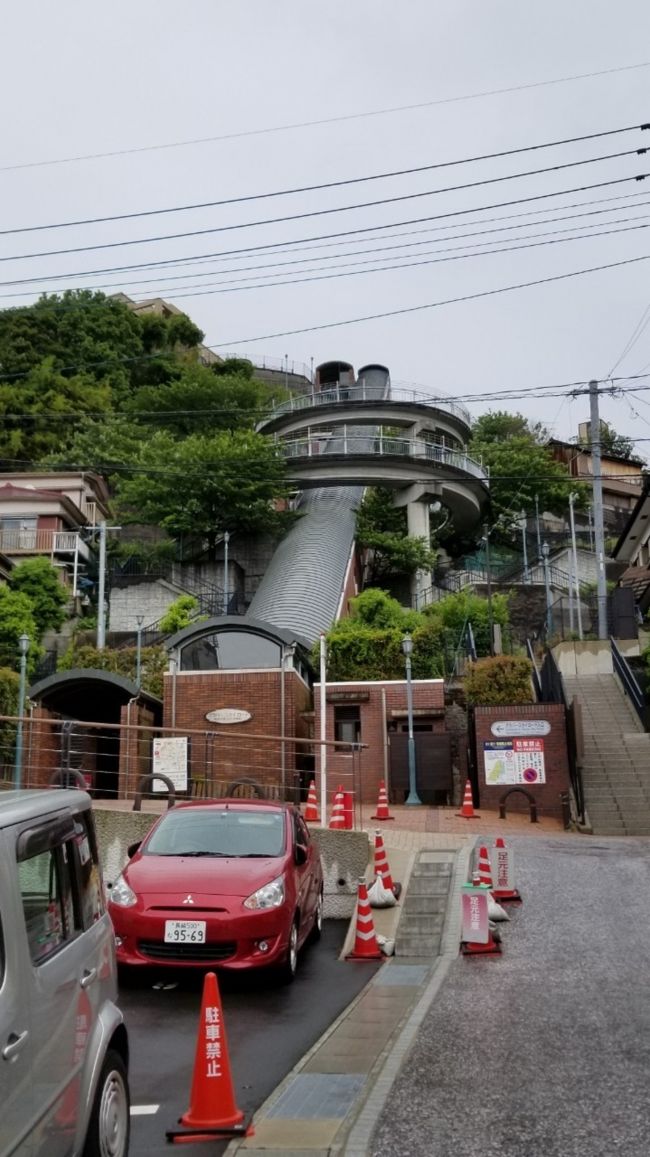 降りてすぐ案内板を見ながら進みます<br />グラバー園へ行く斜めに上がるエレベーターに乗り<br />普通のエレベーターに乗り継ぎ<br />グラバー園へ<br />