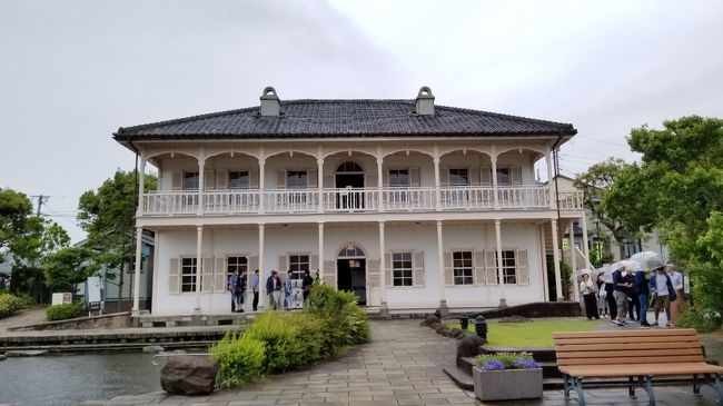 入ってすぐの建物