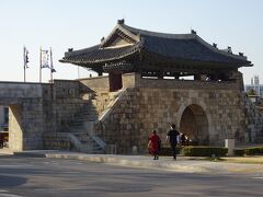 華西門

水原華城は韓国史上、もっとも独特な城郭建築なのだそう。