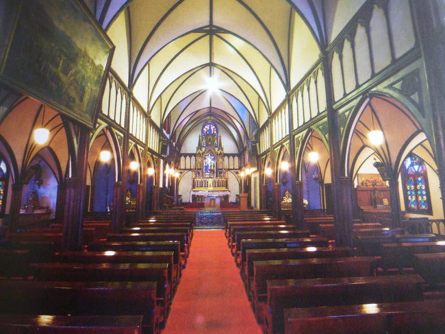 ステンドグラスが綺麗な厳かな室内です<br /><br />建物内は撮影禁止のため パンフレットの写真をお借りしました<br /><br />一般の入場者が居るなかで<br />結婚式が行われようとしていました<br /><br />