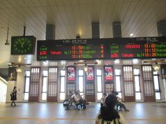 ５月１３日。
水島臨海鉄道で倉敷市駅に着いたのが１２時５３分。
少し離れたＪＲ倉敷駅から出発する伯備線の出発は１２時５８分。
乗り換え時間が5分しかなく、かなり急ぎ足でＪＲ倉敷駅へ移動してきました。