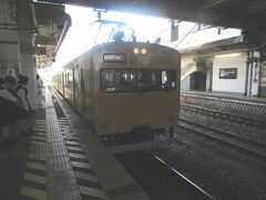 やってきたＪＲ伯備線新見行きはたったの２両編成。
一見通勤線区で走っていた１０３系電車のような外観でしたが、１１５系という電車の中間車を先頭車化改造した車両でした。