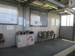 矢掛町に入って三谷駅。
この列車に乗った清音駅からここ三谷駅までの間は復旧に時間がかかって豪雨災害からおよそ２か月後の９月３日に運転再開されています。
高架線主体の井原鉄道ですが電気設備に被害があったようです（詳しいことはわかりませんが）
