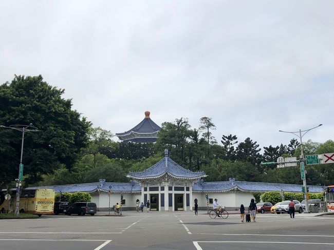 到着日は疲れてしまったからか…1枚も写真が残っていない。いつも通り空港で両替して、歩いて杭州小籠湯包へ。鶏スープと小籠包を満喫。ホテルへチェックイン。いつもの店で台湾シャンプーしてから行天宮をお詣り。疲れて寝てしまった。朝は早起きして青島豆漿へ向かうも、まさかの臨時休業。失意の先に見えた中正記念堂。