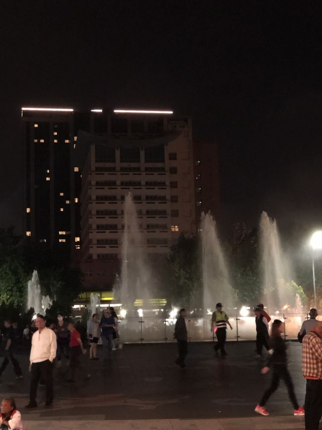 龍山寺へお詣りに。目の前の公園には噴水が。