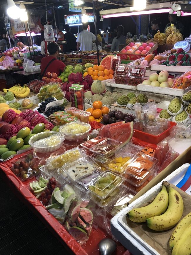 夜市の果物店には行列。