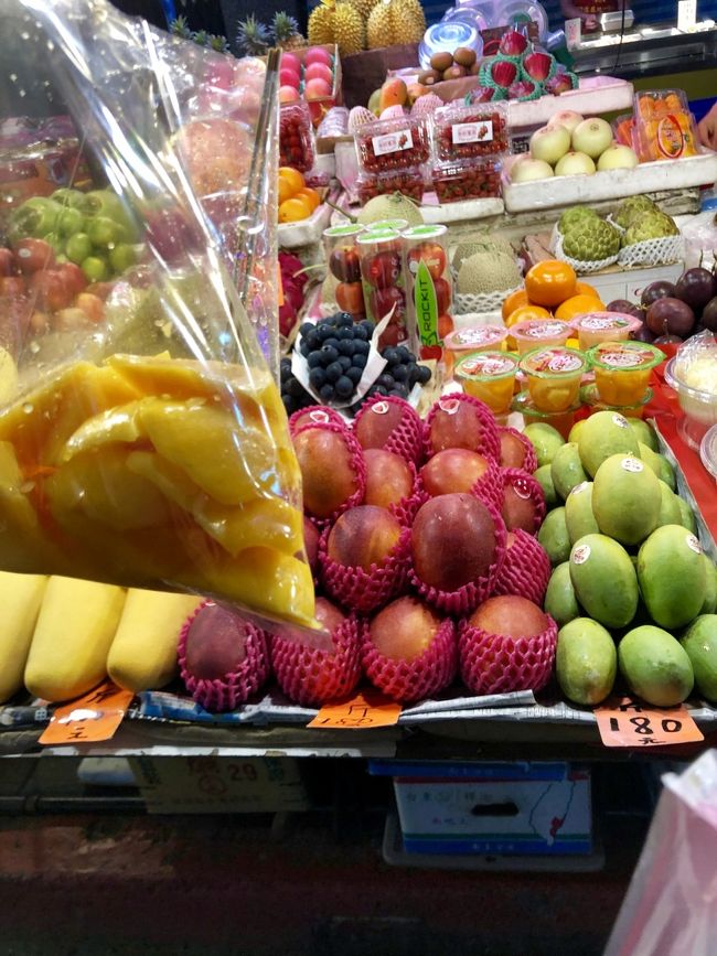 マンゴーを購入。カットしてもらう。冷やして朝ごはんに。