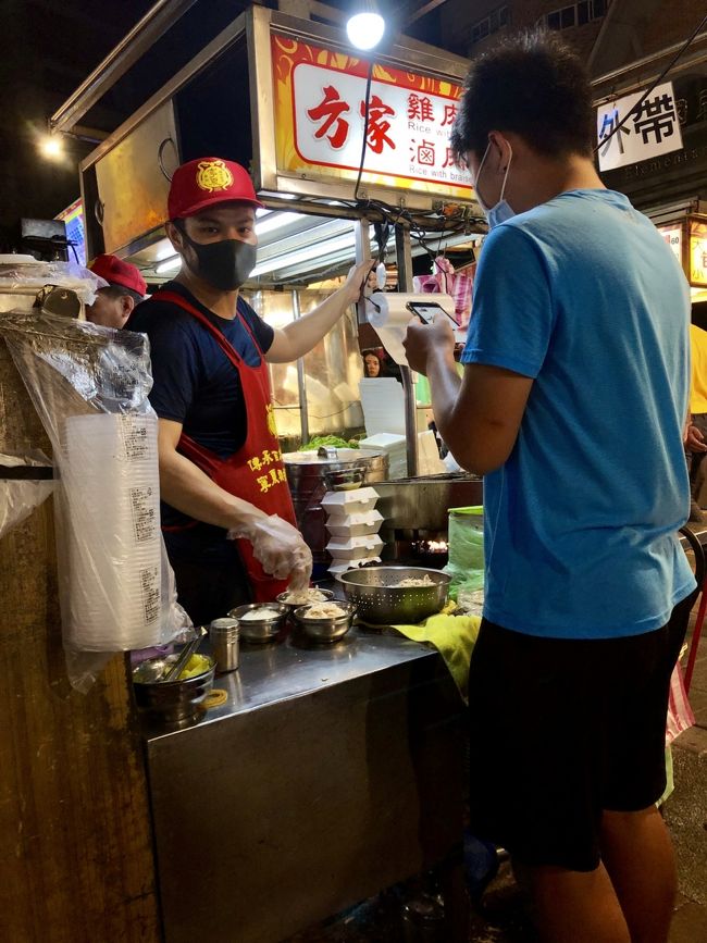 斜め前に座った韓国の観光客が立派なカメラで動画撮影。1人なのに高いテンションでよく喋ってる。YouTuberなんだろうか。