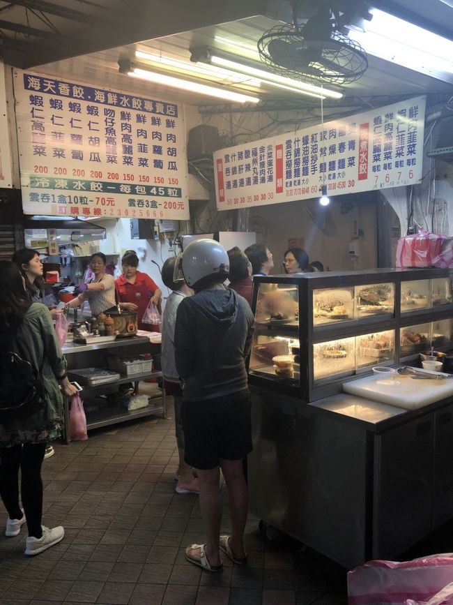 龍山寺に来れば、海天香餃で。