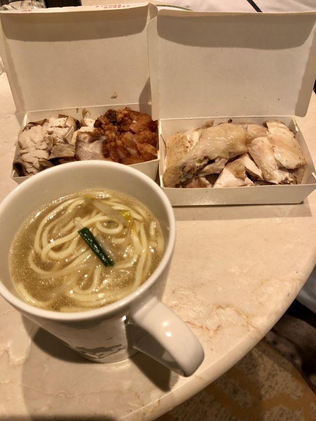 混んでいるのでテイクアウトしてお部屋でいただく。