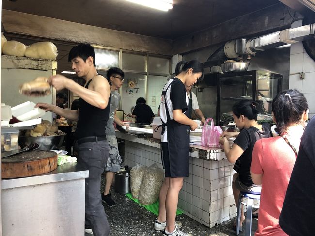 日曜の10時すぎでも大混雑＆大行列。地元率100%