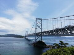 すぐに鳴門公園内にある　渦の道　に来ました。

大鳴門橋は二段になっていて上段は自動車道路、下段は遊歩道になっています。
向こうは淡路島です。