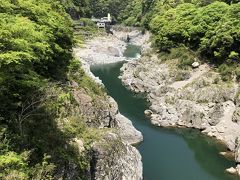 大歩危峡のファーストショット。

大歩危は、多分普通に車で訪れると今回の旅行三昧の旅と同じように、２か所の駐車場のどちらかに駐車することになるでしょう。

「道の駅 大歩危（ラピス大歩危）」か、「大歩危峡 まんなか」。

このファーストショットは、「道の駅 大歩危」からです。
