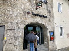 こちらからケーブルカーに乗れます。１２.９０ユーロですが、ザルツブルクカードで無料♪

並んでいますが、ザルツブルクカードがあると並ばずに入れますよ。