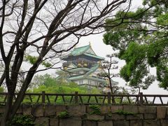 だんだんと城に近づいて行きます。
新緑も相まって、大阪城公園に感激しながら歩いていました。