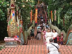 そして、やっと到着～～＾＾
チェンマイで一番のパワスポ！！
ドイ ステープ寺院

噂どうおりの階段が凄い！！
ここを登り切ったら、ご利益が増しそうなので頑張る！！

Mr.ウドンが
２０バーツでリフトあるよ～って囁いてましたが
自力で登る