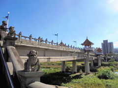 橋が見えたのでいってみました。橋の欄干に獅子　台湾風カレル橋？