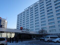 この度のホテルはアジムットホテル
ウラジオストク駅から坂を上り高台の上にあるホテルです。
宿泊客は韓国の方が多く、日本人には全然会いませんでした。
フロントは英語が通じるような通じないような人もいましたが、大体大丈夫です。
