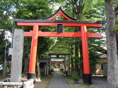 次に丸子山王日枝神社へ。
日枝神社の鳥居は明神鳥居の上部に三角形の破風（屋根）が乗った形をしていて、仏教の胎臓界・金剛界と神道の合一を表しているとされます。山王信仰の象徴であるため、山王鳥居と呼ばれています。