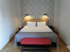 運転手さんがホテルに辿り着けず、通りがかった別のタクシーに尋ねて誘導して連れていってもらうという緩さ・・。リガ空港に着陸してから、荷物受け取りもあったのにホテルに着くまで１時間弱しかかかりませんでした。ホテルはモダンで綺麗です。