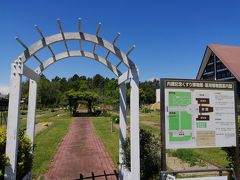 各務原市の「内藤記念くすり博物館」。
エーザイ株式会社川島工園内に、薬用植物園とくすり博物館があります。

奥に見える藤の見ごろは、もう少し先。