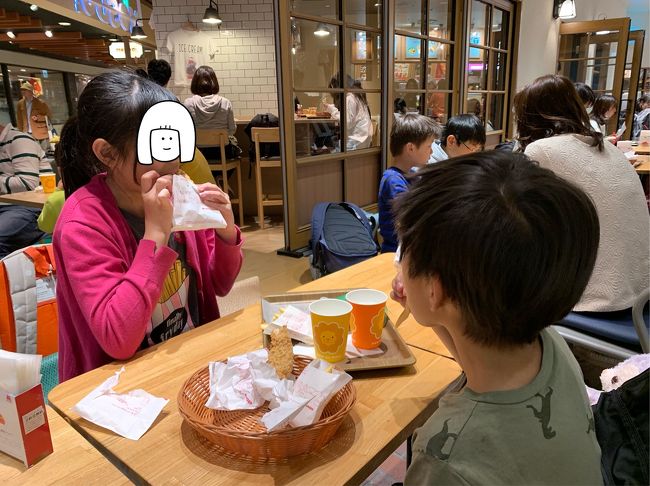 モスチキうま♡<br />お腹減った時用のドーナツも買っといた。