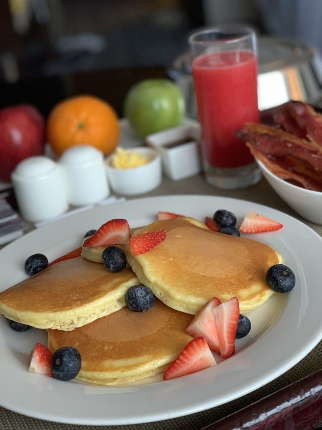 翌朝、母リッチにルームサービス！<br />フォトジェニックだけど、味普通ね。<br />子どもらは、昨日買ったミスド笑<br /><br />まったりして、10時出発の無料シャトルバスでいざディズニーへ♫<br />ディズニーまで１５分ほどでめっちゃ快適でした。