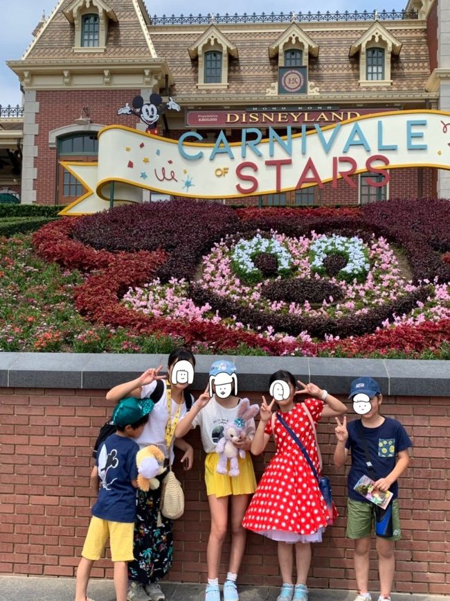 例の花壇！<br />さ！ディズニー行くでー！<br />の前に、まさかの２年生の息子にベビーカーかりた♡<br />暑いし荷物多いし、ほんま借りて正解でした！<br />２７キロまでオッケーやて！来年もいける笑