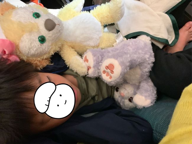 息子、すぐ寝る( ・∇・)<br />おかげで母フライト満喫♡<br />キャセイ様なので、アルコール摂取してゆっくり映画♡<br />GWな喜び、かみしめるー！