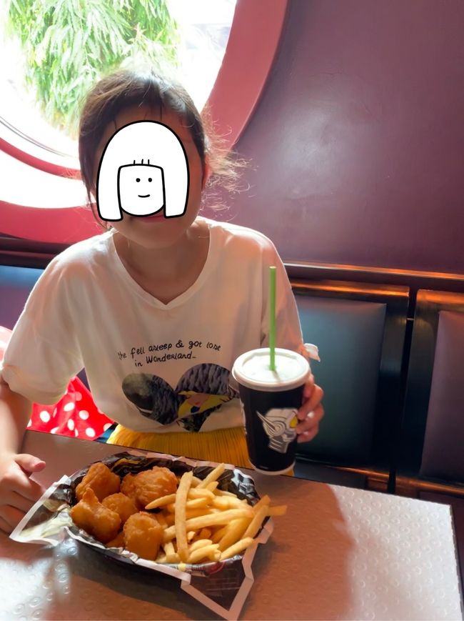 ランチはフィッシュ&amp;チップス！<br />めっちゃ美味しくてびっくり！<br />その後、ミッキーのショーとライオンキングのショー見たような。<br />