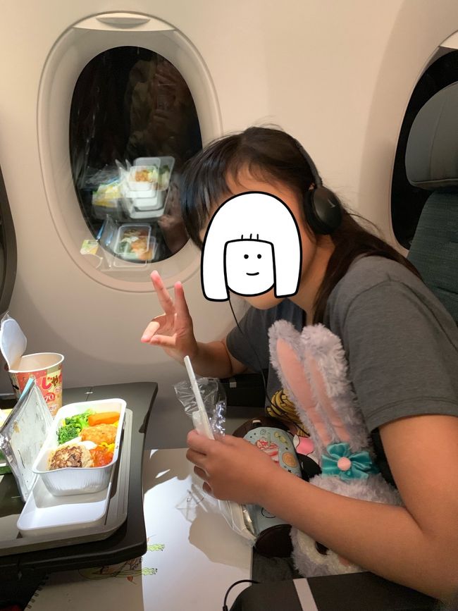 娘、まだチャイルドミールのほうがよいそう。<br />がっついて、奥にじゃがりこ笑