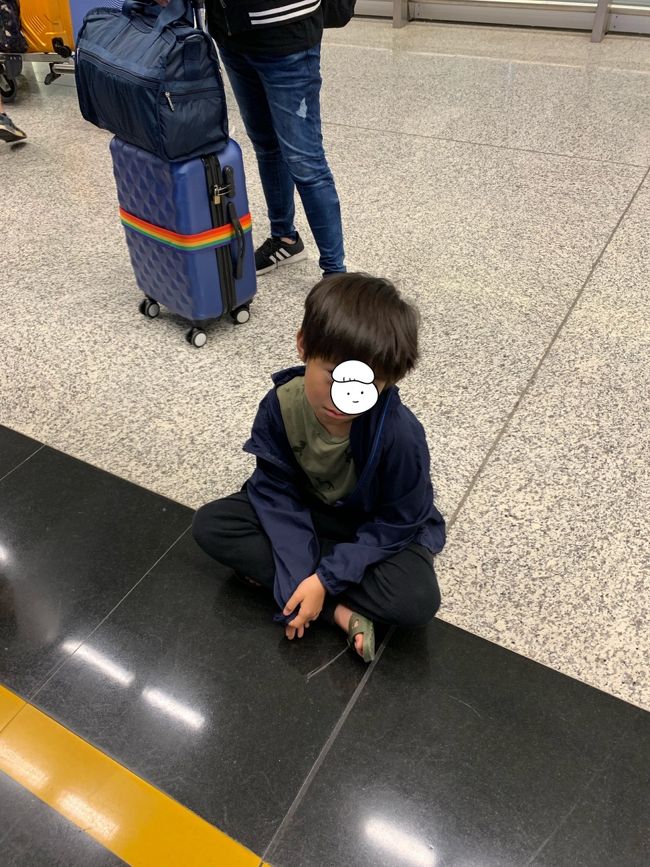 スーツケースに乗せてなんとか運ぶ…<br />疲れたー！<br /><br />でも空港からすぐのマリオットスカイシティなの♡<br />ポイントでタダなの♡♡♡<br />空港のカウンターで名前言ったらすぐ案内してくれて、あっという間に到着。<br />ウェブチェックインしてたんですぐ部屋いけた！